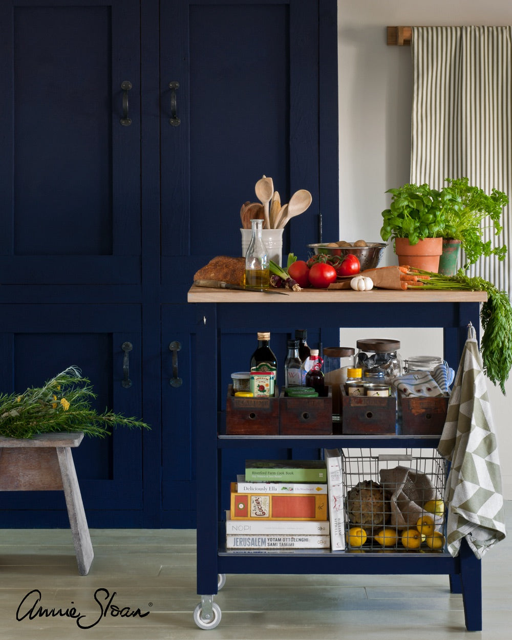 Oxford Navy Chalk Paint® decorative paint by Annie Sloan- Liter